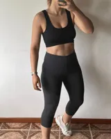 Calza pescadora gris oscuro, tiro alto y corte chupín.