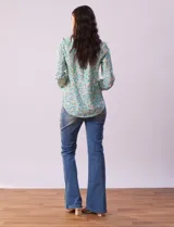 Blusa de gasa estampada con cuello a la base, escote en V y abertura con botones. Tiene mangas largas con largo regulable.