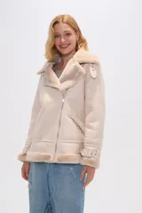 Campera negra de eco cuero con cuello de piel sintética, cierre cruzado con cremallera y bolsillos laterales con cremallera.