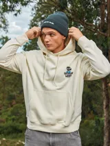 Hoodie color crema con capucha y manga larga, de corte holgado y estampado frontal con un personaje de caricatura y la frase "Totally Legit".