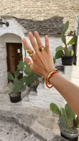 Anillo dorado con diseño irregular que simula un pétalo.