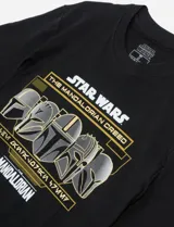 Remera negra con estampado de personajes de Star Wars, de corte clásico y cómodo.