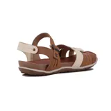 Sandalia de mujer color marrón, con tiras cruzadas en la parte delantera, una de ellas en color beige con textura. Posee tira de ajuste en el tobillo con hebilla y suela de goma.
