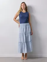 Falda midi a rayas verticales celestes y blancas, con pretina ancha elastizada en punto smock y volados en los cortes.