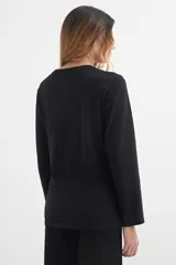 Remera gris de algodón, de corte recto y manga larga.