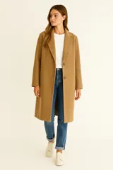 Tapado largo de mujer, color negro, con solapas y cierre frontal de un solo botón.