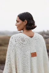 Ruana color crudo de tejido de punto grueso, confeccionada 100% en lana merino.