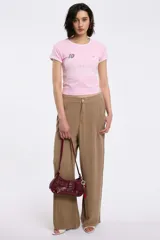 Remera corta de algodón a rayas horizontales blancas y rojas, con cuello y mangas con ribete al tono.