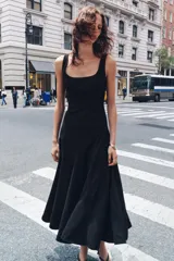 Vestido midi negro de escote cuadrado y manga sisa.