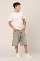 Bermuda gris claro con efecto lavado, corte amplio y largo hasta la rodilla.