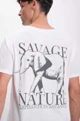 Remera blanca de algodón con cuello redondo y estampado pequeño en el pecho con la frase "Savage Nature".