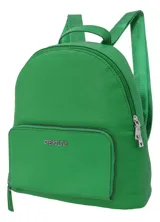 Mochila verde con textura símil cuero, cierre superior y bolsillo frontal con cierre.