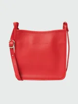 Bandolera Longchamp modelo Le Foulonné, color rojo, confeccionada en cuero granulado con logo grabado en el frente y herrajes dorados.