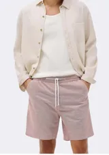 Bermuda de hombre color rosado con cintura elástica y cordón ajustable.