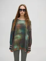 Buzo de calce suelto con caída por debajo de la cintura y puños acanalados.