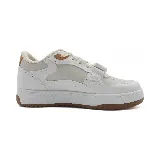 Zapatillas deportivas blancas con detalles en marrón y logo "ADA" en el lateral. Cierre con cordones y velcro.