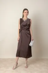 Vestido italiano marrón chocolate, de corte recto con lazo lateral.
