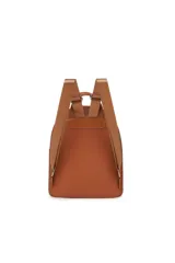 Mochila negra de cuero sintético con bolsillo frontal con cierre y logo de la marca.