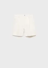 Short blanco de tiro medio con cierre de cremallera y botón, bolsillos laterales y pinzas delanteras. Confeccionado en tejido de algodón estilo tejano vaquero.