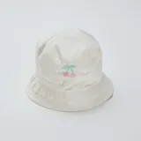 Sombrero tipo bucket color blanco con estampado de cerezas.