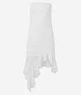 Vestido midi sin breteles confeccionado en encaje floral blanco. La prenda de escote recto viene justa hasta el cuadril donde comienzan los volados asimétricos.