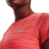 Remera Under Armour Tech Twist de mujer, color rosa jaspeado, de corte entallado, con mangas cortas y cuello en V.