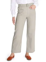 Pantalón de pierna recta y tiro alto color beige, con bolsillos estilo carpintero y cinturón con hebilla metálica.