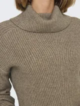Sweater de punto color marrón con cuello alto vuelto, mangas largas y puños acanalados.