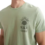 Remera verde de manga corta con estampado en el frente que incluye una flor a cuadros, letras y números.