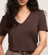 Blusa verde de viscosa con escote en V y mangas cortas.