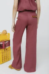 Pantalón de jean acampanado azul con bolsillos delanteros con detalle de volados.