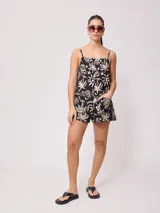 Mono corto de algodón estampado en blanco y negro, con tirantes finos y bolsillos laterales.