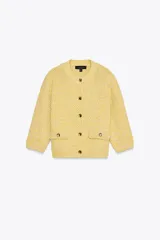Chaqueta de punto color amarillo con textura, cuello redondo, manga francesa, bolsillos delanteros y cierre frontal con botones dorados.