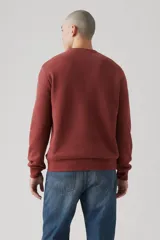 Sweater color marrón, con logotipo de Levi's en el pecho y cuello redondo.