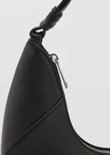 Bolso de mujer de diseño curvo en color beige, con cierre y asa estructura.