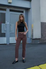 Pantalón de jean color marrón, de tiro alto y corte cropped flare.