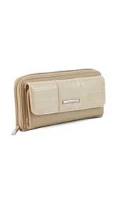 Billetera larga color beige, con solapa y broche a presión. Tiene un compartimento frontal con tarjeteros, visor y bolsillos, y un compartimento posterior con monedero con cierre, tarjeteros y bolsillos. Incluye un bolsillo trasero con cierre.