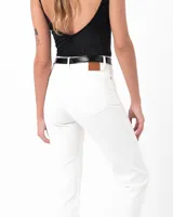 Pantalón jean blanco de corte recto, tiro alto y calce ajustado.