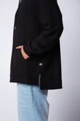 Buzo canguro blanco con capucha forrada en beige y bolsillo tipo parche color beige. Estampa con logo en el pecho.