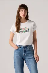 Remera blanca de algodón con cuello redondo y estampado floral con el logo de Levi's en el centro.