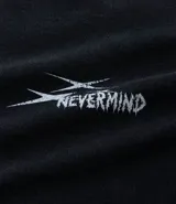 Remera negra de algodón con efecto desteñido (stone wash), corte boxy y manga corta. Estampa grande en la espalda con cinco calaveras amarillas y texto en blanco que dice "SAVAGE SQUAD" y debajo "WE WERE NEVER QUIET".