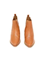 Bota corta color caramelo con textura símil piel de reptil, elásticos laterales y taco cuadrado.