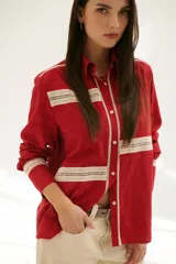 Camisa roja con detalles de encaje color crema en hombros, mangas y frente.