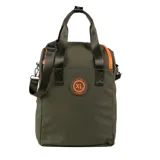 Bolso matero verde de poliéster con doble cierre, asas fijas y correa regulable. Tiene dos bolsillos externos con cierre, un bolsillo interno con cierre y dos bolsillos internos abiertos. El interior es de tela de algodón y poliéster. Tiene compartimentos para notebook y matero, y el logo de la marca en el frente.