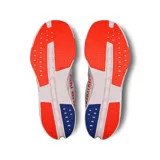 Zapatillas de running color blanco con diseño aerodinámico y suela acolchada para mayor comodidad.