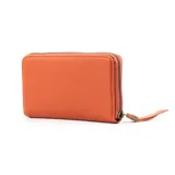 Billetera naranja de cuero sintético, con cierre perimetral y correa de mano. Tiene el logo de la marca en el frente y múltiples compartimentos internos.