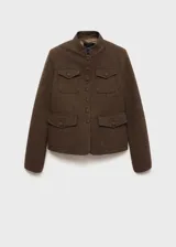 Chaqueta marrón con estampado de micro pata de gallo, cuello mao, cuatro bolsillos delanteros con solapa y cierre frontal con botones.