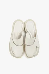 Sandalia de cuero color blanco, con diseño de tiras cruzadas y talón descubierto.