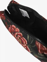 Neceser rectangular de lona color negro con estampado floral en tonos rojos y verdes. Cuenta con cierre de cremallera superior y forro interior de tactel.