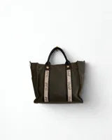 Bolso de cuero verde oliva estilo shopper con asas resistentes y tiras decorativas con logo. Diseño moderno y funcional, ideal como cartera de mujer para el día a día